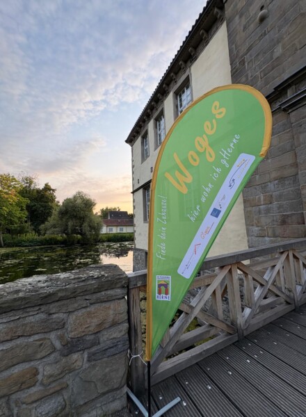 Beachflag der WOGES auf Brücke