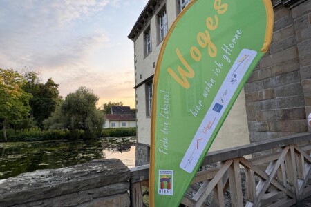 Beachflag der WOGES auf Brücke