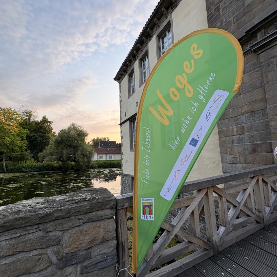 Beachflag der WOGES auf Brücke