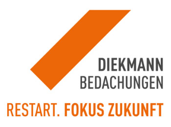 Firmenlogo von Diekmann Bedachungen mit orangefarbenem Schrägstreifen, grauem Schriftzug und dem Slogan „Restart. Fokus Zukunft“.