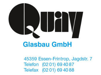 Firmenlogo der Quay Glasbau GmbH mit schwarz gestaltetem Schriftzug „Quay“ und blauer Unterzeile mit Unternehmensangaben.