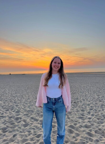 Eine Person bei Sonnenuntergang am Strand