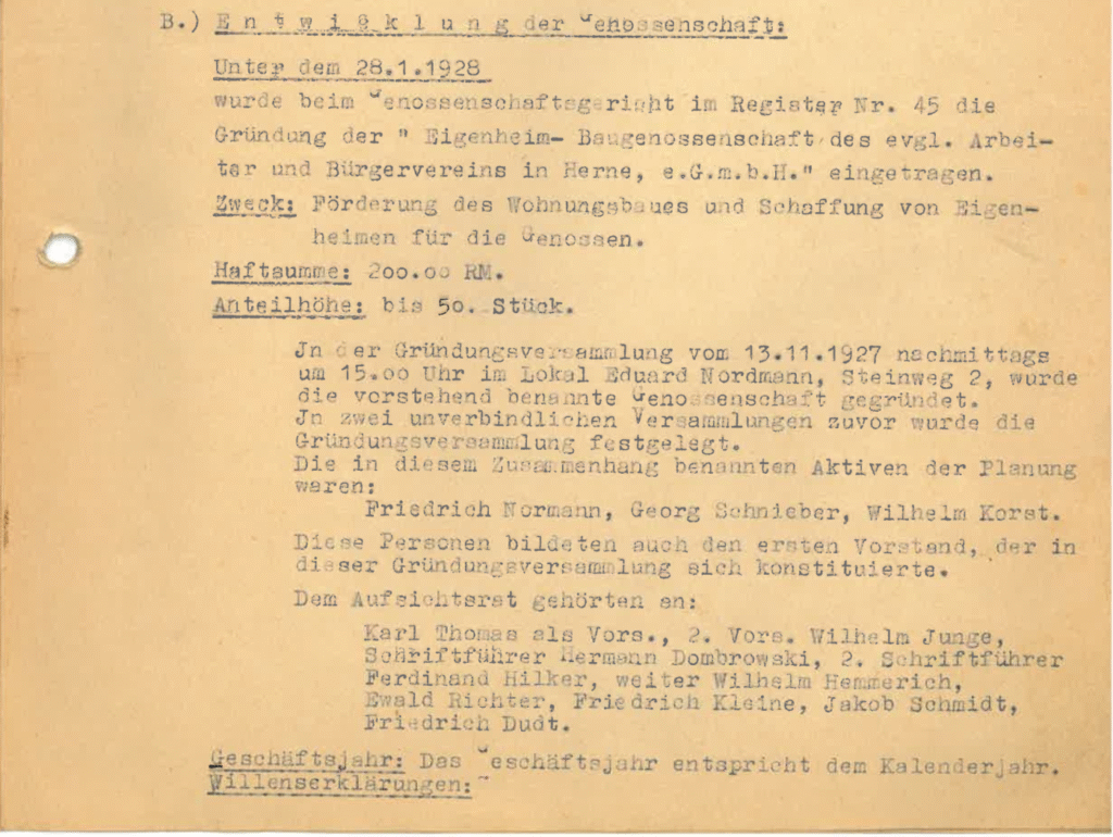 Scan eines alten, getippten Dokuments auf vergilbtem Papier mit Informationen zur Gründung der Genossenschaft, inklusive Datum, Zweck und organisatorischen Angaben, ohne die einzelnen genannten Personen wiederzugeben.
