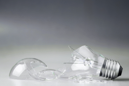 Eine zerbrochene Glühbirne liegt auf dem Boden