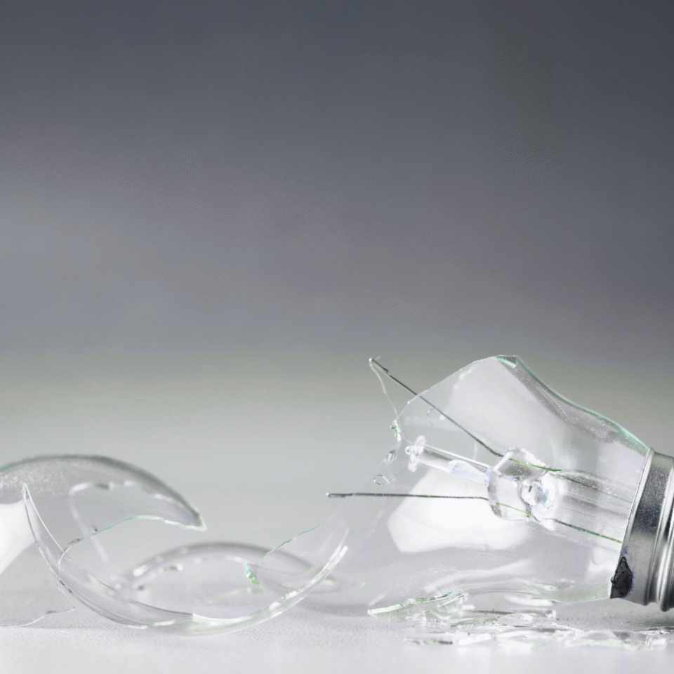 Eine zerbrochene Glühbirne liegt auf dem Boden