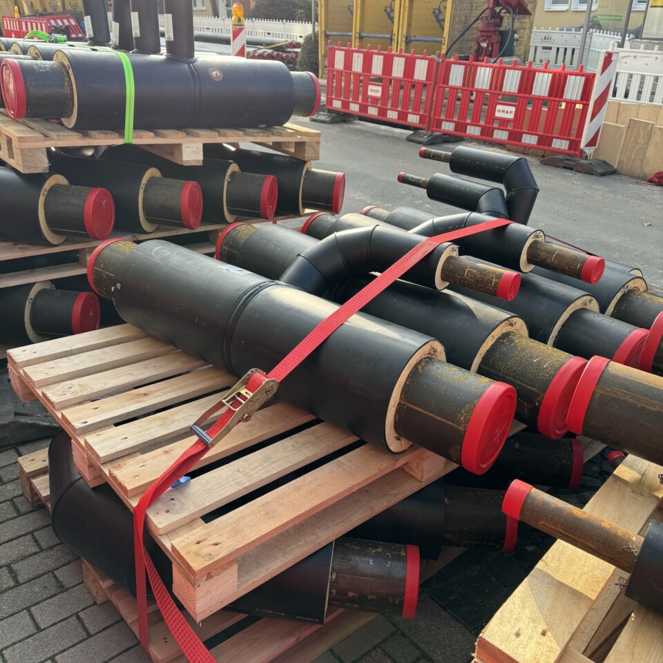 Es sind mehrere Rohre für die Fernwärme zu erkennen