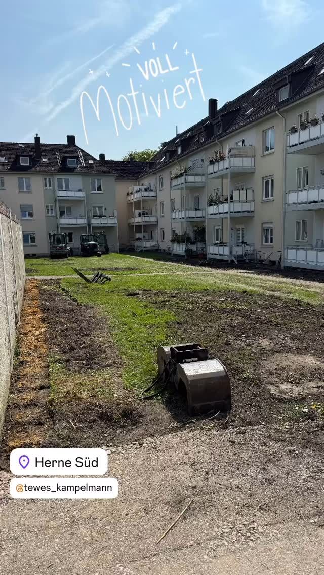 🌿 Frischer Wind für Herne Süd! 🛝
Unsere Außenanlagen erstrahlen in neuem Glanz – mit einem modernen Spielplatz für die Kleinen und viel Platz zum Verweilen für Groß und Klein.
👨‍👩‍👧‍👦 Ob Mieter oder Kita-Kinder – hier ist Raum für Begegnung, Spiel und Gemeinschaft entstanden.
✨ Ein Ort, der verbindet. Ein Ort zum Wohlfühlen.
#HerneSüd #Spielplatzfreude #GemeinschaftErleben #GrünesWohnen #KitaSpaß #Stadtentwicklung