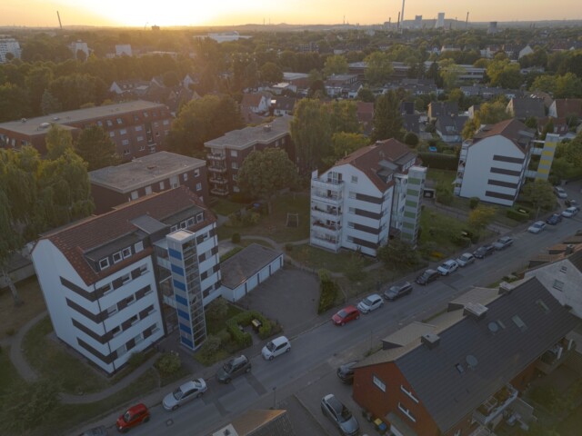 🏘️ Wohnen im Wandel. Verantwortung bleibt.
Bezahlbarer Wohnraum, Klimaschutz und lebenswerte Quartiere – das ist heute anspruchsvoller denn je.
Trotz steigender Anforderungen und Kosten setzen wir auf nachhaltige Lösungen und soziale Verantwortung.
🌱 Klimagerecht
🏗️ Bezahlbar
🤝 Für die Menschen vor Ort
So gestalten wir zukunftsfähiges Wohnen – Schritt für Schritt.
#Wohnungswirtschaft #BezahlbaresWohnen #Klimaschutz #ZukunftWohnen #NRW